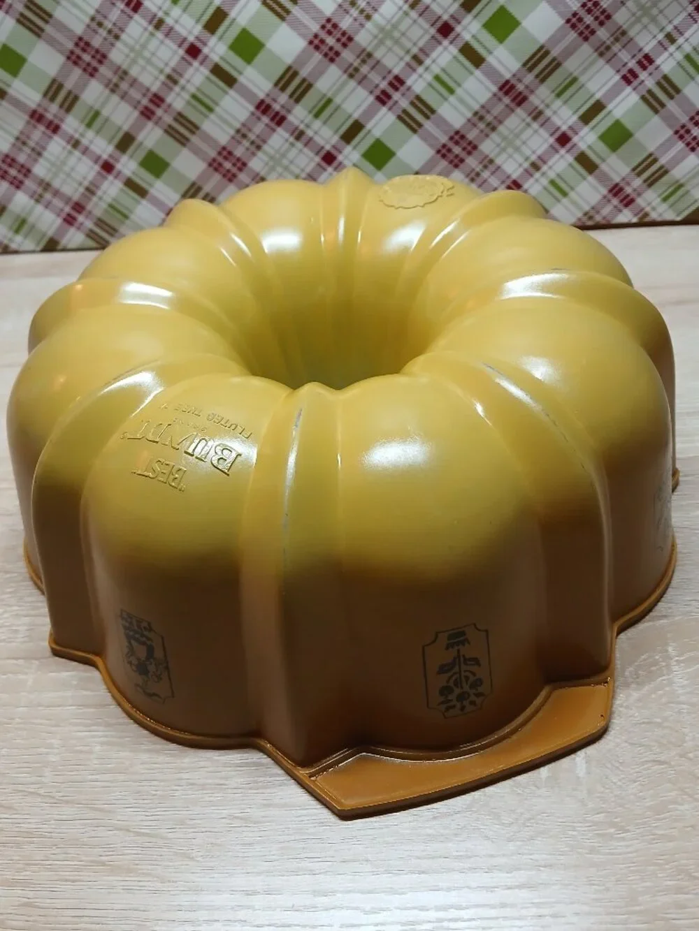 VINTAGE 1970s NORDIC WARE BEST BUNDT FLUTED CAKE PAN YELLOW AND GOLD OMBRE